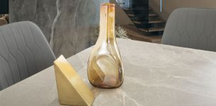 Jarrón Decorativo Triangular Cristal Zirconia Ambar Chico